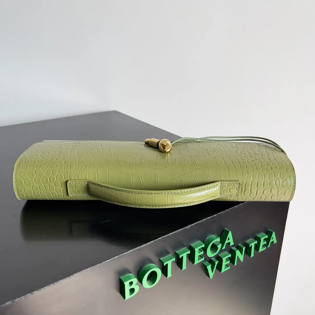 Batch 1420 Bottega Veneta Fall in love with Andiamo at first sight, new design, natural Nile rare leather crocodile pattern complex handbag, a model handbag for women, no need for color cover, no emotional camouflage, immersive depth and excitement, the classic element KNOT knot is inspired, modernist aesthetics and jewelry field craftsmanship reinterpret the knot element, bringing a clutch full of modern texture and elegant and quiet lady spirit. Style number: 741511 Size: 31*13*3cm